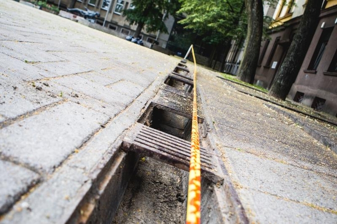 Įžūli vagystė Kauno centre: dingo 250 vandens surinkimo grotelių