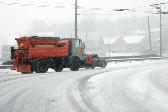 Kelių būklė: plikledis ir rūkas, yra neišvažiuojamų kelių