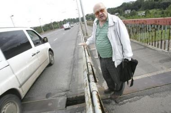 Nerūpi: pasak H.A.Kebeikio, liūčių paplautas Varnių tiltas – akivaizdus valdžios neūkiškumo įrodymas.