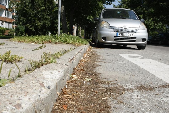 Miesto švarintojams trukdo automobiliai   