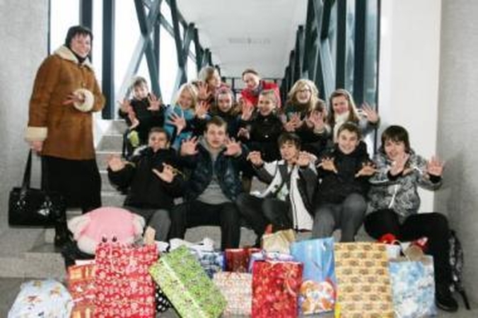 Dėmesys: su maišais dovanų atskubėję "Versmės" pagrindinės mokyklos 7E klasės mokiniai bei jų vadovė Romalda Dzikienė taip pat neliko be dovanų – jiems buvo įteikti Klaipėdos...