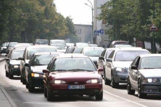 Nepatogumai: piko valandomis prieš Pilies tiltą išsirikiuoja ilgos automobilių eilės.