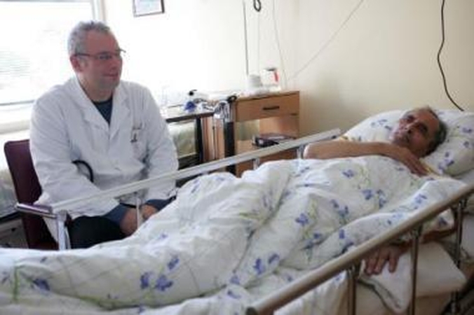 Sveiksta: gydytojas J.Treideris nuoširdžiai džiaugiasi, kad profesoriaus G.Uždavinio operuotas ir jo prižiūrimas A.J.Merkys grįžta į gyvenimą.