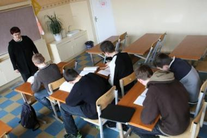 Politikai taupo mokytojų sąskaita