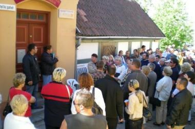 Sunkumai: dar visai neseniai tautodailininkų mugėje norintiems prekiauti amatininkams leidimų tekdavo kelias paras laukti eilėje.