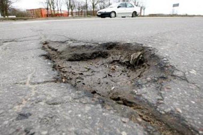 Nepigu: kasmet po šalčių miesto gatvėse atsiveriančių duobių lopymas savivaldybei kainuoja po 10 tūkst. litų.