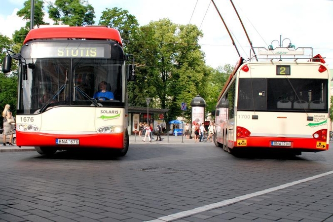 Algų negaunantys viešojo transporto vairuotojai grasina streikais