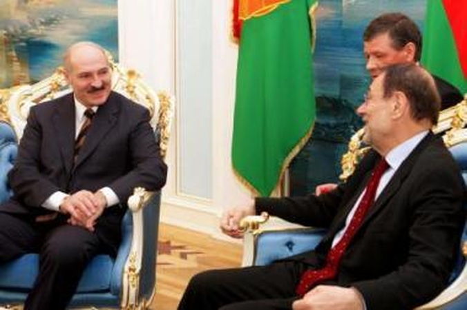 ES tiesia ranką Minskui