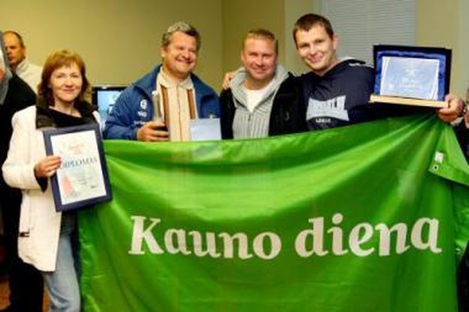 Kartu: "Kauno dienos" žurnalistai trečiąja vieta džiaugėsi kartu su "Alfetos" įgula A.Margiu (antras iš kairės) ir R.Sakalausku (trečias iš kairės).