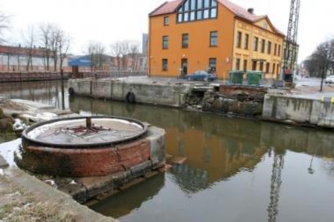 Paminklas: išardytas, aprūdijęs, liūdnai atrodantis kultūros paveldo objektu vadinamas pasukamas tiltelis šiandien guli atokiame piliavietės kampe.