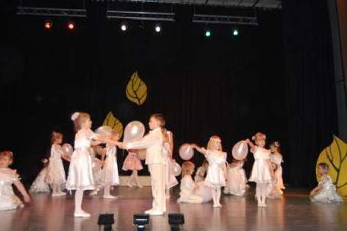 Festivalis: "SAULĖgrąžoje" šoka vaikai ir jaunimas.