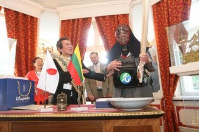 Dovana: japonų delegacija R.Taraškevičiui įteikė visas fechtavimuisi bambukiniais kardais būtinas priemones. Tarp jų – ir apsauginę kaukę, kurią Klaipėdos vadovas nepasidygėjo...