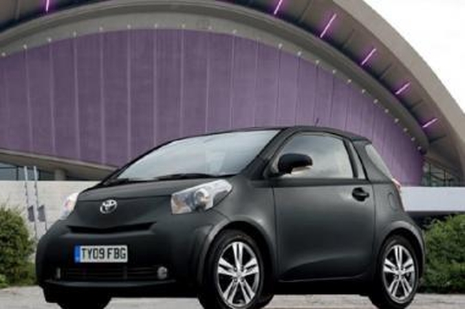 Paradoksas: "Toyotos iQ" ilgis viso labo 2985 mm, tačiau viduje erdvės tarsi "tikrame" automobilyje.	Gamintojų nuotr.
