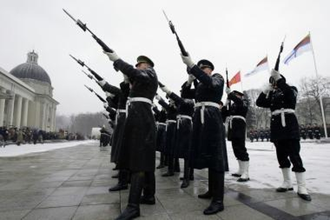 Pinigų liko tik algoms