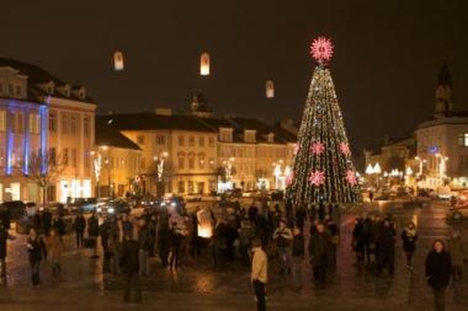 Į dangų pakilo žibintai