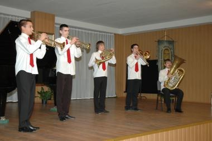 Meno mokykloms gresia skurdas
