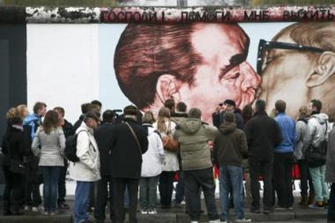 Minios: įvykio, kuris paspartino Vokietijos susivienijimą, Geležinės uždangos griūtį ir Sovietų Sąjungos žlugimą, metinių proga į Berlyną suvažiavo tūkstančiai turistų.