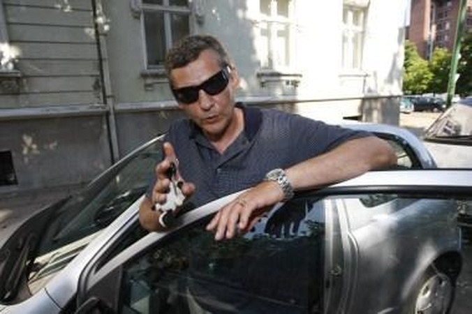 Absurdas: R.Jurisė gali vairuoti lengvąjį automobilį, nes vilkiko teisių reikės palaukti mažiausiai keturis mėnesius, mat tada jis liausis buvęs užsieniečiu.