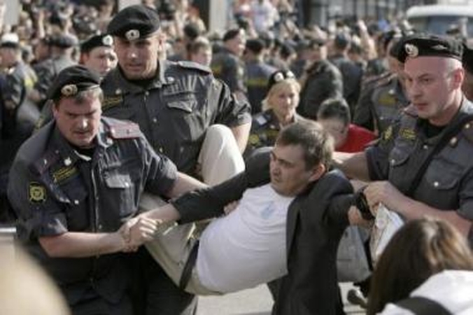 "Demokratija": milicininkai ir vidaus kariuomenės kareiviai nesiterliodami vaikė ir areštavo protestuotojus.
