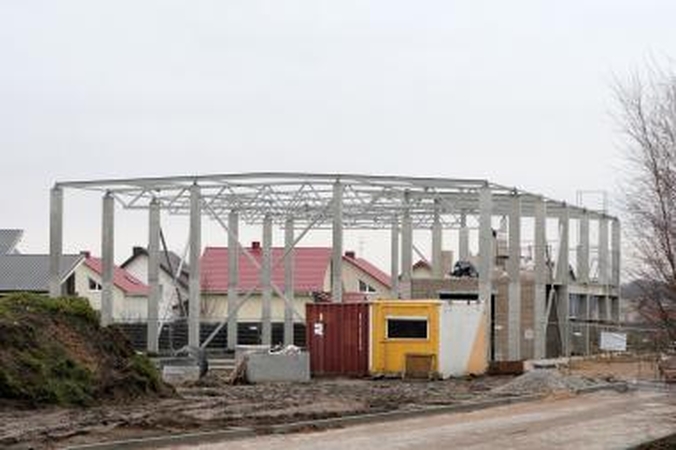 Intriga: sparčiai ryškėjantys naujo statinio Kalotėje kontūrai daugeliui prašalaičių užmena mįslę, kas čia iškils.
