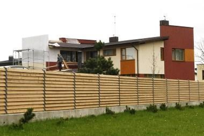 Ketinimai: statybininkai zujo ir prie mero namo, nes jis vietoj balkono nori įsirengti dar vieną kambarį.