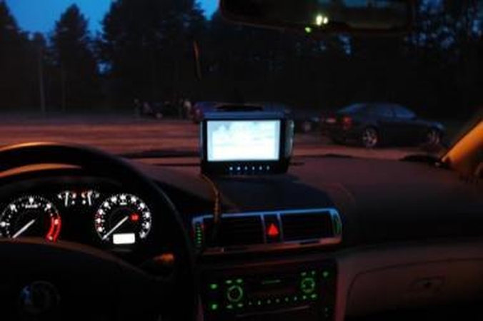 Galimybės: termovizoriaus kamera „mato“ maždaug 5 kartus toliau, nei apšviečia artimųjų šviesų žibintai.