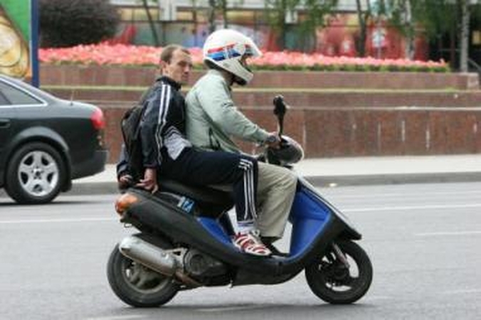Bėda: sostinės policijai dabar didžiausią galvos skausmą kelia motorolerių vairuotojai.