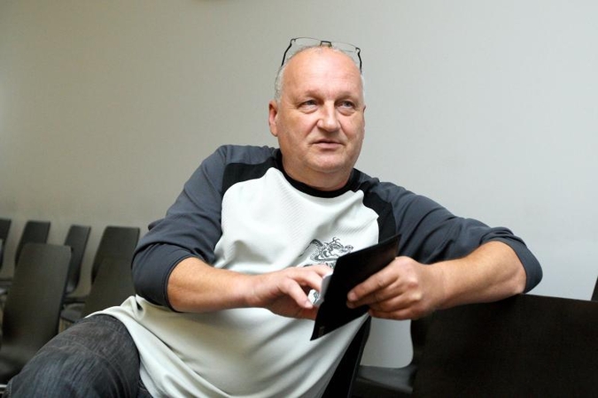 Direktorius neigia pasisavinęs 2 mln. litų: važinėju senu automobiliu