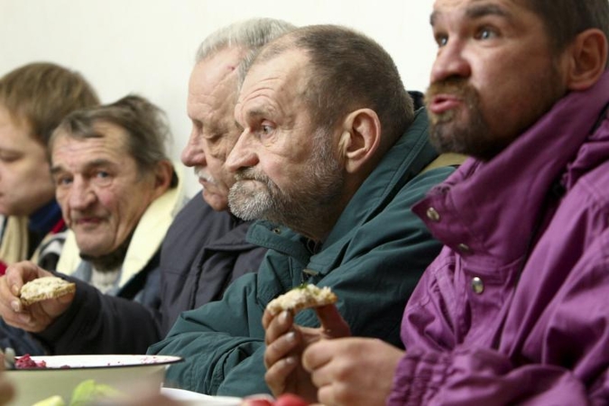 Ant naujamečio benamių stalo bus ir šampano