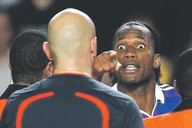 Įniršis: „Chelsea“ puolėjas D.Drogba po rungtynių iškeikė teisėją necenzūriniais žodžiais.