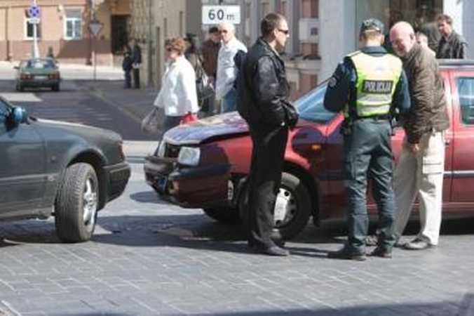 Lietuviškos draudimo kainų sūpuoklės