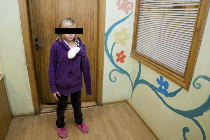 Dėl sutraiškytų vaiko pirštų mama kaltina socialinius darbuotojus
