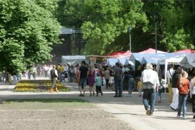 Nenumatyta: vėjas gadino nuotaiką festivalyje prekiaujantiems amatininkams, bet ne dalyviams.