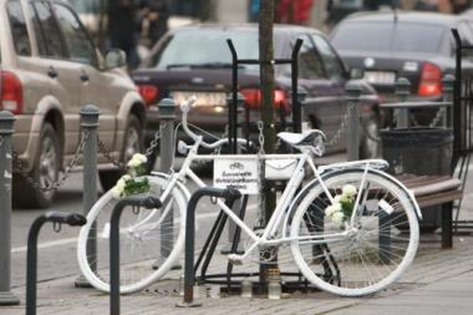 Liūdna: nors avarijų Lietuvos keliuose pernai gerokai sumažėjo, jose nukentėjusių dviratininkų ir pėsčiųjų skaičius beveik nepakito.	Mindaugo Ažušilio nuotr.