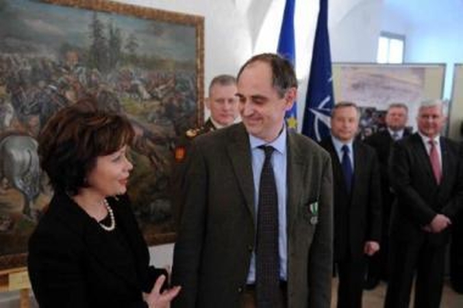 Įvertinimas: R.Juknevičienė E.Lucasui įteikė medalį "Už nuopelnus".