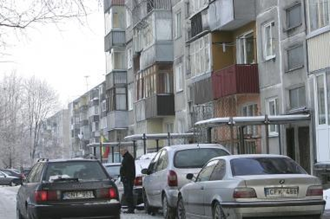 Daugiabučių kiemuose automobilių daugiau nei jiems skirtų vietų