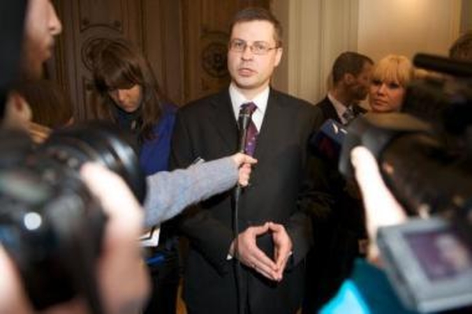 Žinia: premjeras V.Dombrovskis pripažino, kad šalies paskutinė viltis gauti pinigų yra TVF.