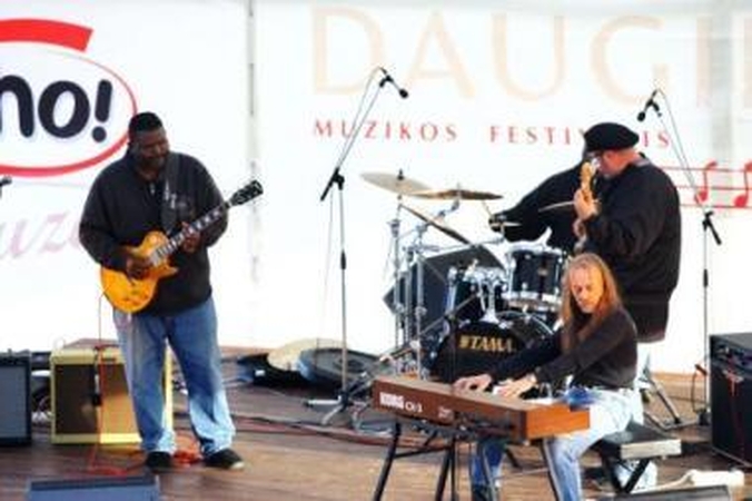 Publika: afroamerikietiško bliuzo festivalio „Daugirdas gyvai“ koncerte klausėsi ir Nemune, ir prie Nemuno.
