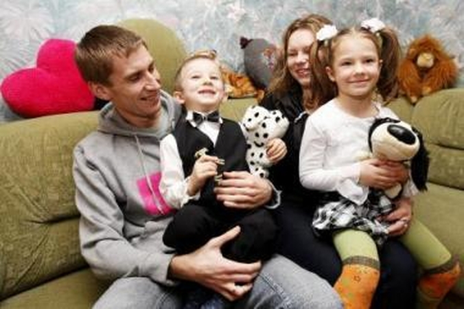 Neišskiriami: tėtis Dmitrijus, mama Jurgita, sūnelis Sigitas ir dukrelė Laurutė jau porą metų – draugiška šeima.