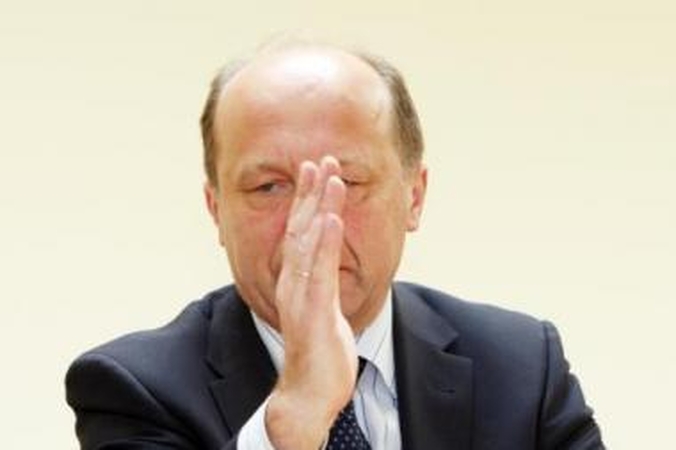Atgal: A.Kubiliaus Vyriausybė gali ryžtis valdininkų algas mažinti iki 2006 m. lygio.