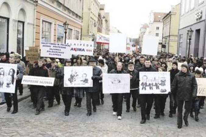 Nepasitenkinimą liejo šūkiais ir karikatūromis