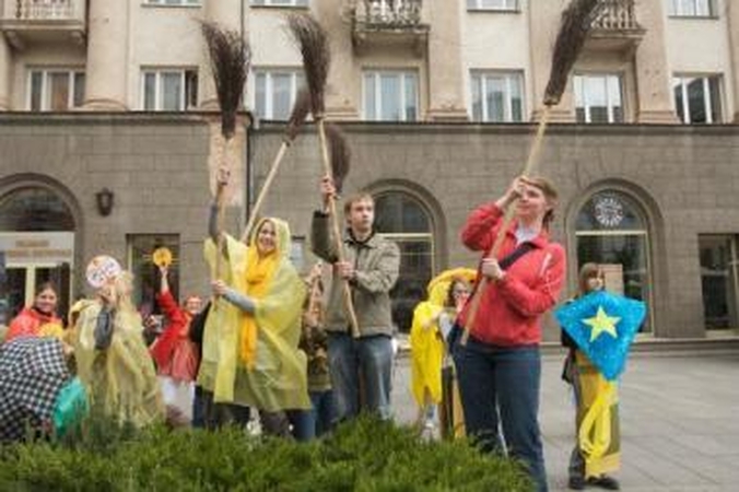 Tikslas: teatralizuotomis eitynėmis Vilniaus "Sietuvos" vidurinės mokyklos moksleiviai siekė paraginti miestiečius balsuoti rinkimuose į Europos Parlamentą.
