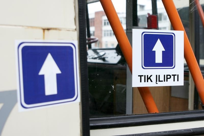 Painiava: nebeaišku, pro kurias duris lipti į troleibusą