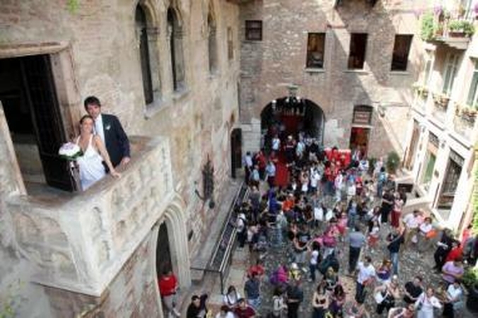 Ceremonija: už galimybę romantiškai sumainyti žiedus su savo Džuljetomis šiuolaikiniai Romeo negaili tūkstančių.