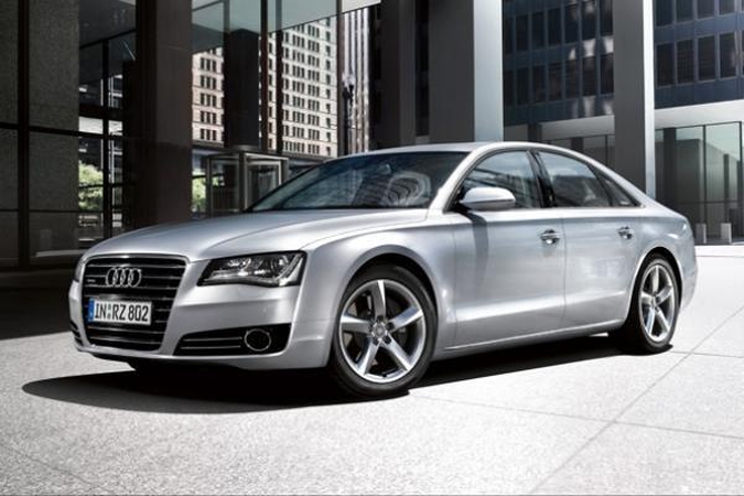 Įspūdis: sportiškiausiu sedanu savo segmente tituluotam "Audi A8" grakščios kėbulo linijos suteikia solidumo, o kartu daro jį panašų į žemesnės klasės A4 modelį.