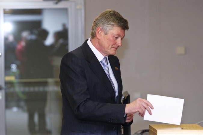 A. Paulausko figūra – it rakštis Rolando Pakso partijai