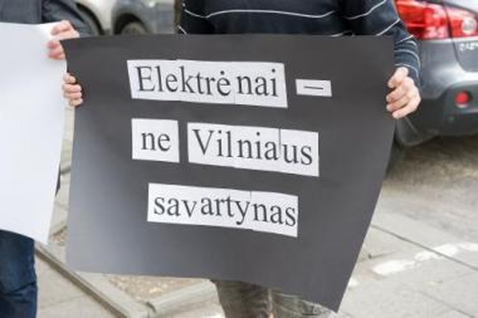 Užsispyrę: Kazokiškių sąvartyno pašonėje įsikūrę žmonės žada nenurimti, kol jų neišgirs aukščiausia valdžia.