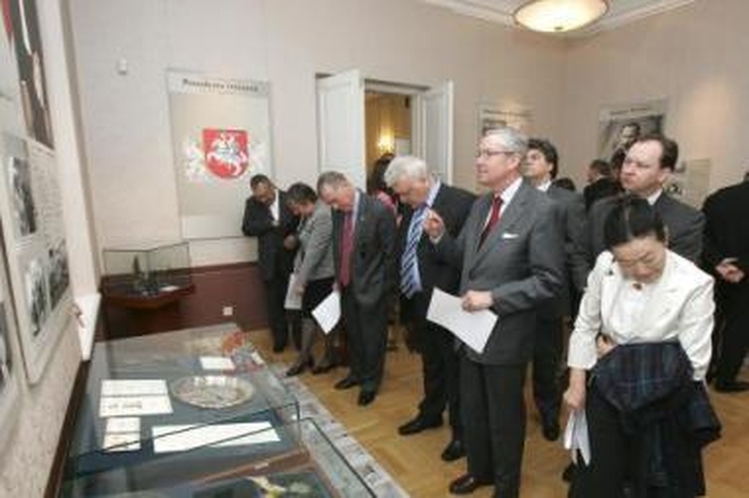 Sutapimai: Istorinėje Prezidentūroje, kur buvo padėti ir brutualiai sugriauti nepriklausomos valstybės pamatai, įvairių šalių ambasadų atstovai vakar kalbėjo apie istorijos vertinimą.