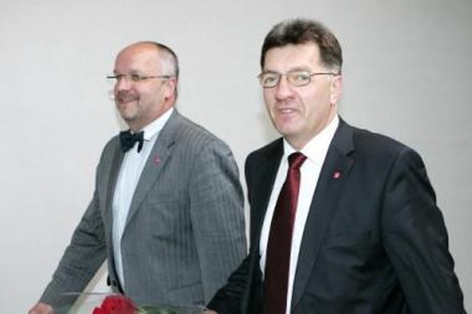 Neskuba: J.Olekas (kairėje) neslepia, kad dar teks palaukti, kol į premjero kėdę sės A.Butkevičius.