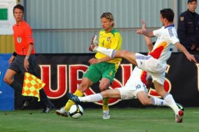 Meistriškumas: Lietuvos futbolininkai kovojo iš visų jėgų, tačiau rumunai buvo stipresni.